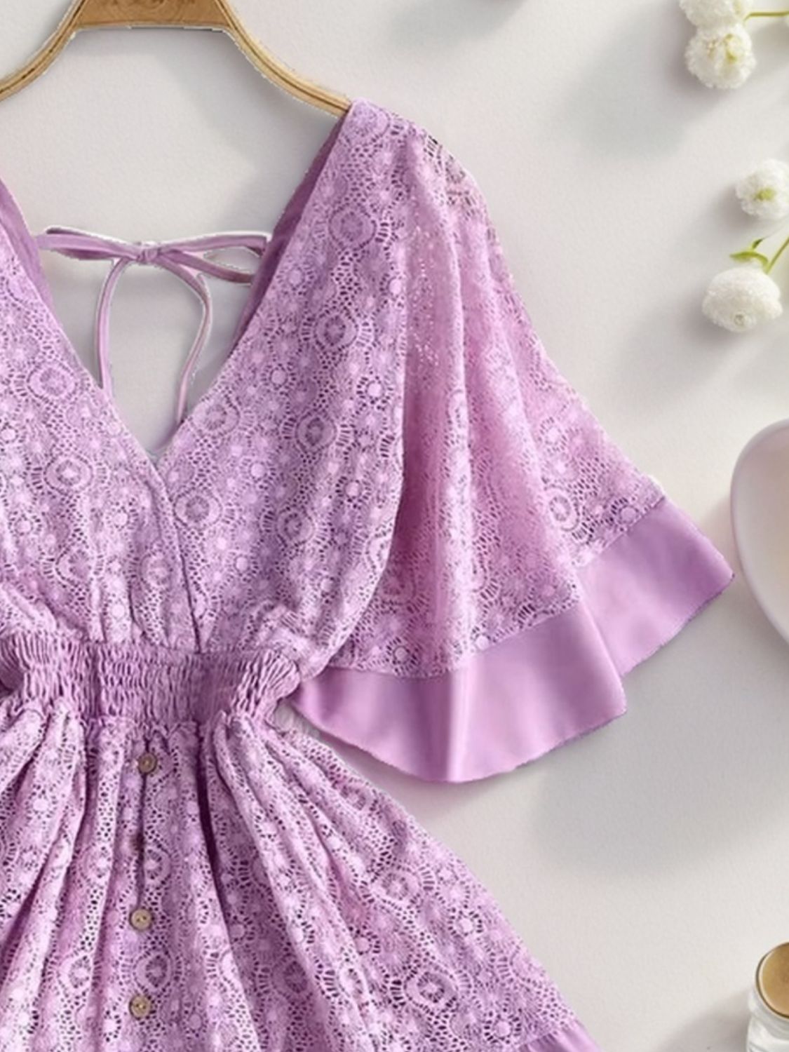 Minivestido de encaje con volantes en el dobladillo y espalda con lazo