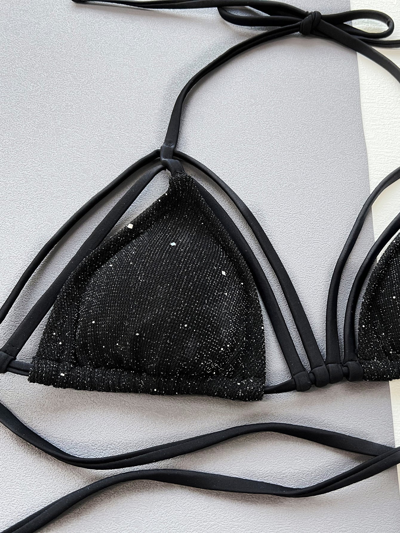 Conjunto de bikini de dos piezas con cuello halter brillante y tiras