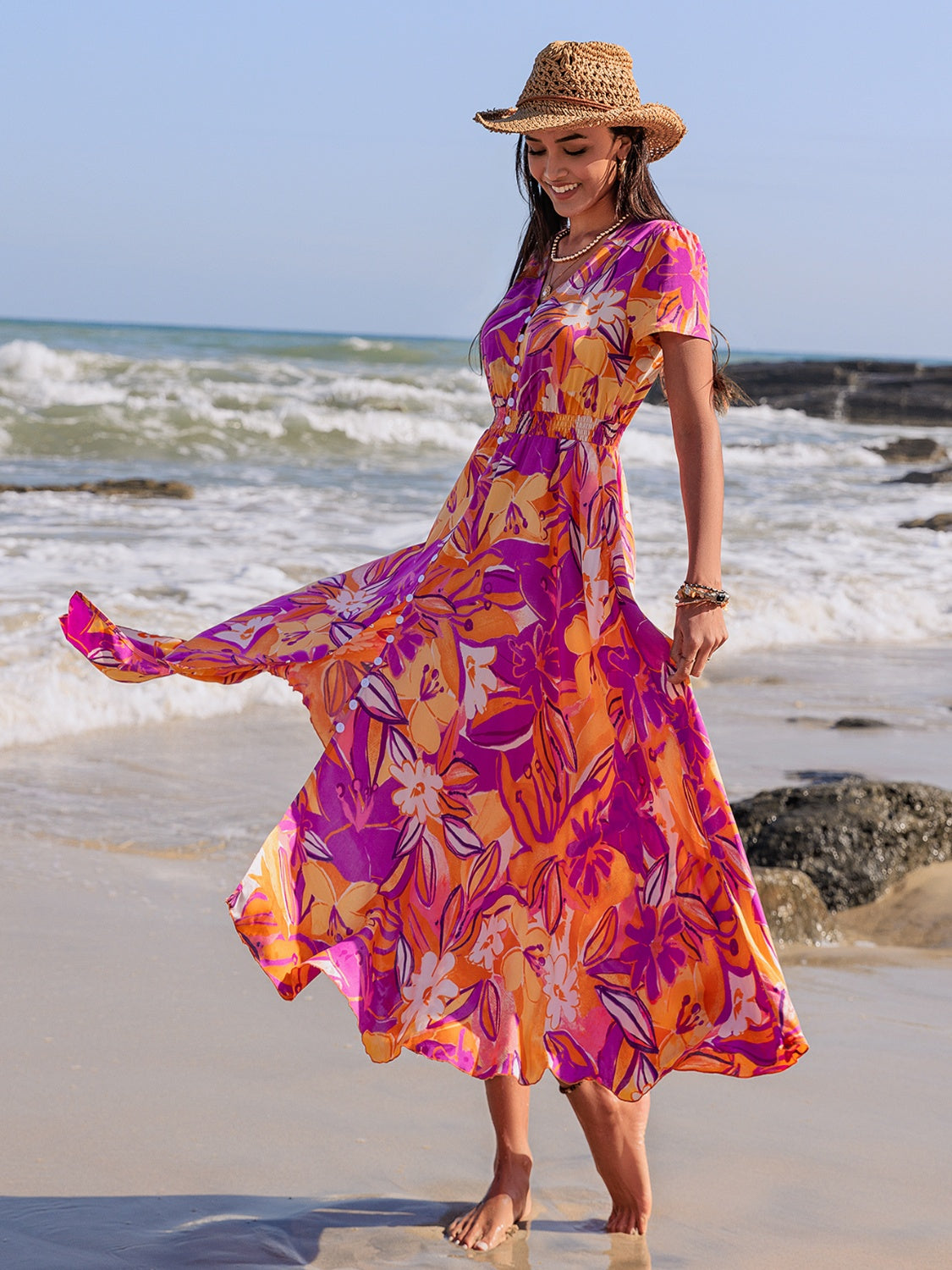 Vestido midi estampado de manga corta y cuello de pico