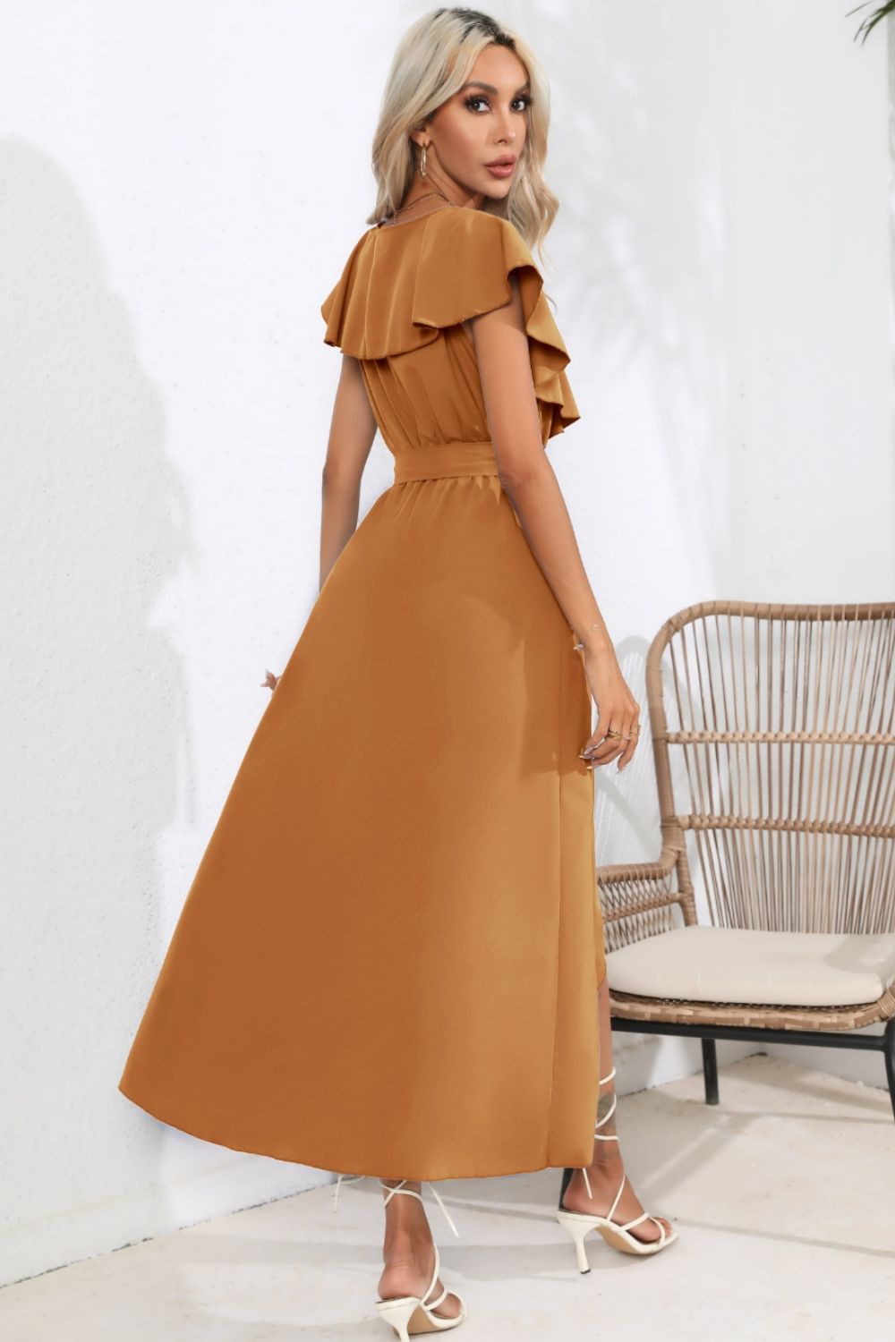 Vestido midi con cuello en V, volantes y lazo