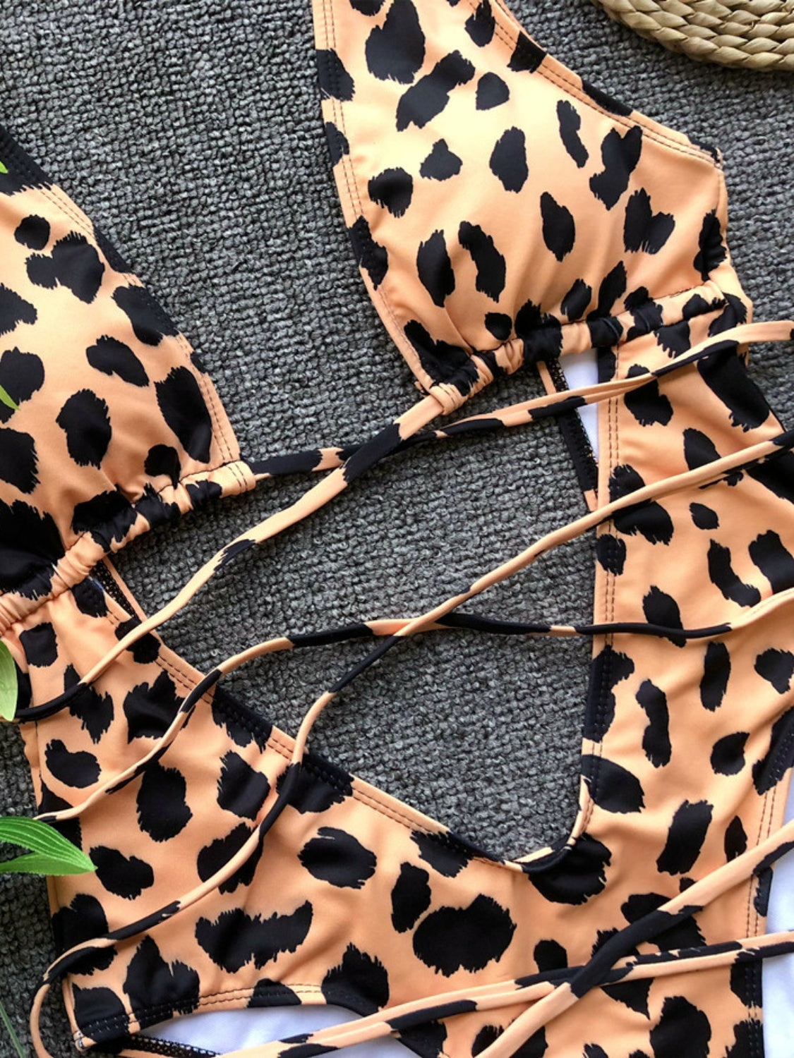 Traje de baño de una pieza escotado con espalda descubierta y cordones