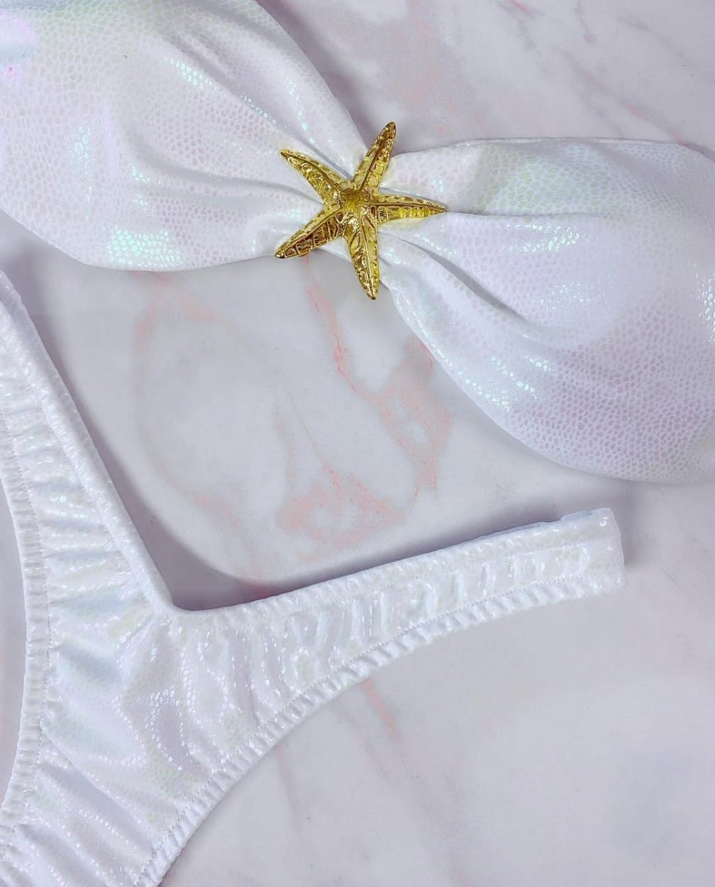 Strapless con tanga con corte en V