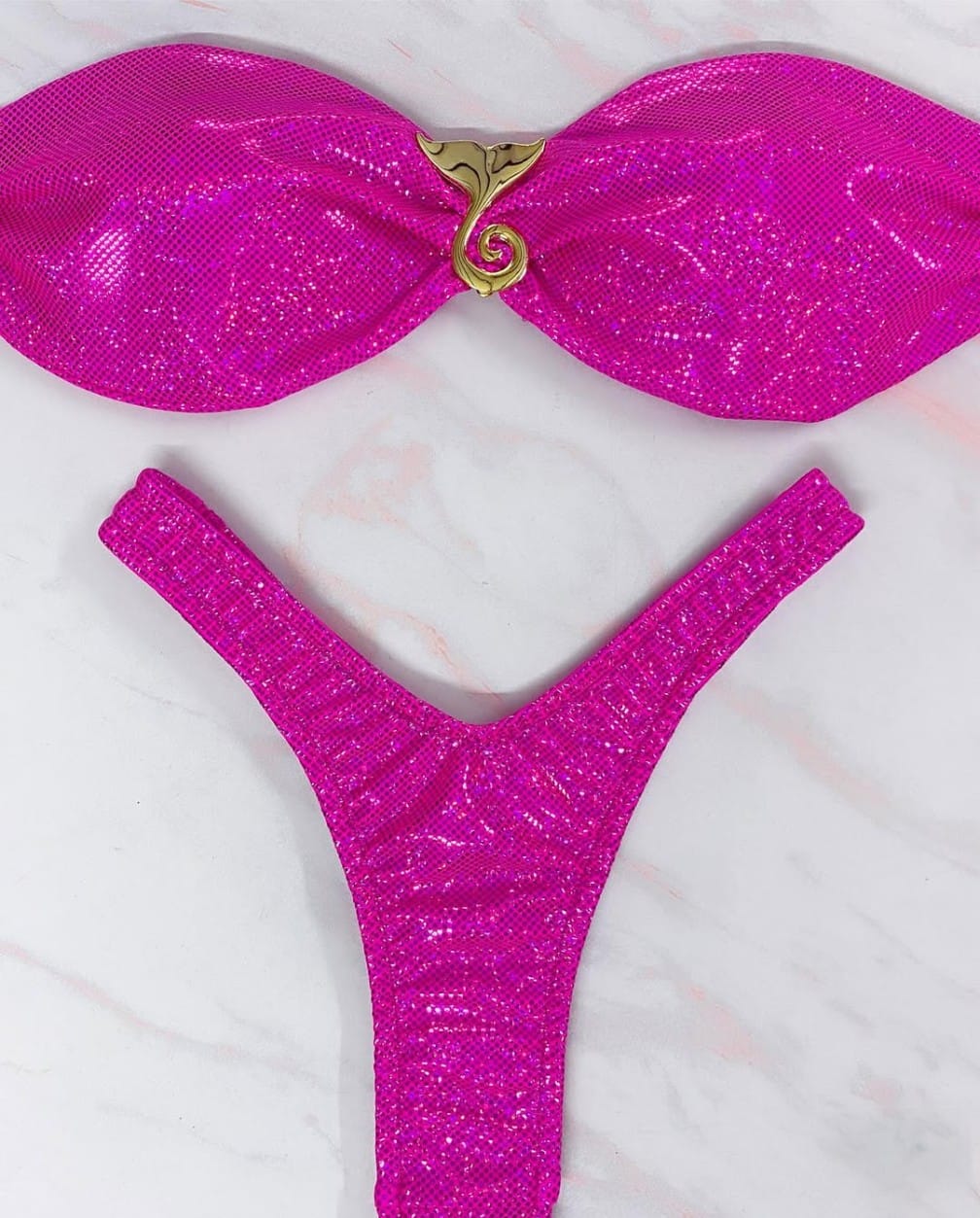 Strapless con tanga con corte en V